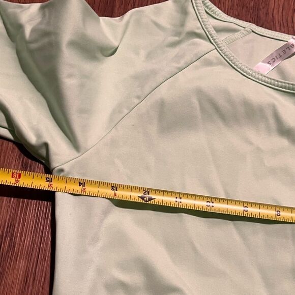 Fabletics High-Waisted Motion365® Color Block Shorts and crop top set - Picture 12 of 13